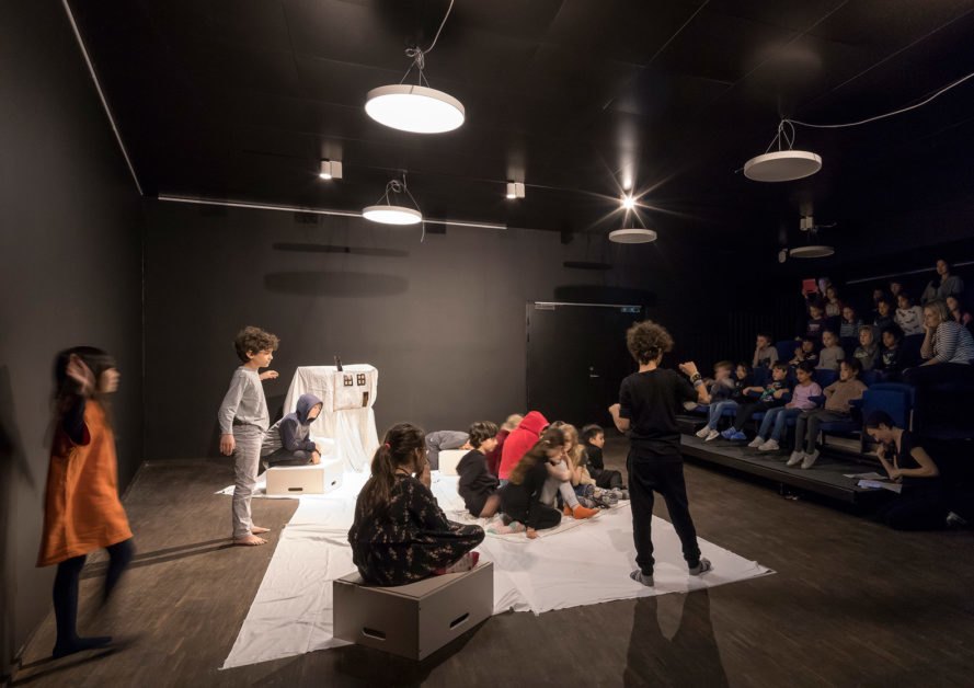 Kurang Keren Apa Coba Sekolah Ini Seluruh Dindingnya Ditutupi Panel Solar